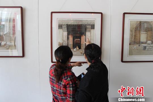 市民参观郝友友烙画画展 韩冰 摄